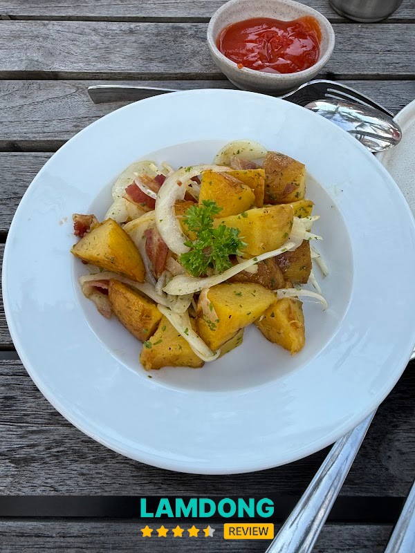Aloha Beach Club – không gian sát biển