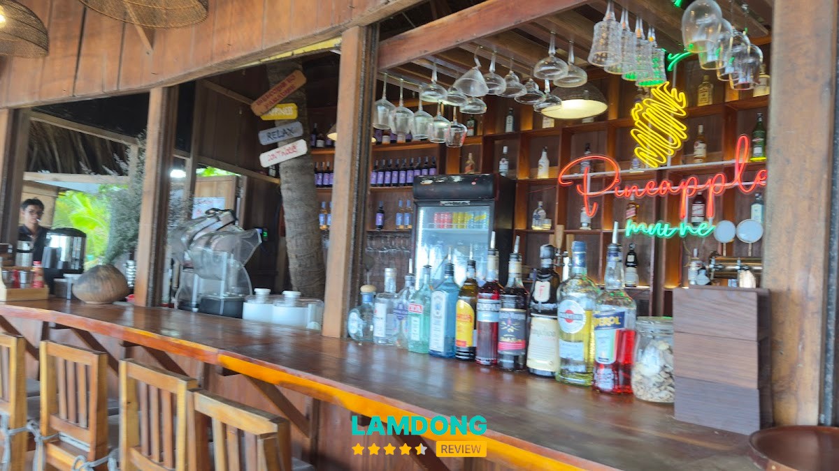 Pineapple Mũi Né – bar sát biển