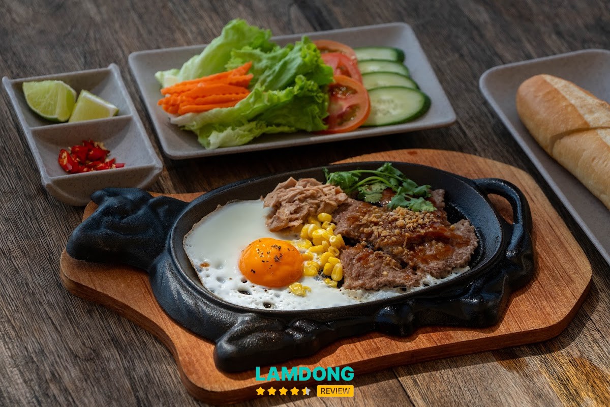 Aloha Beach Club – không gian sát biển