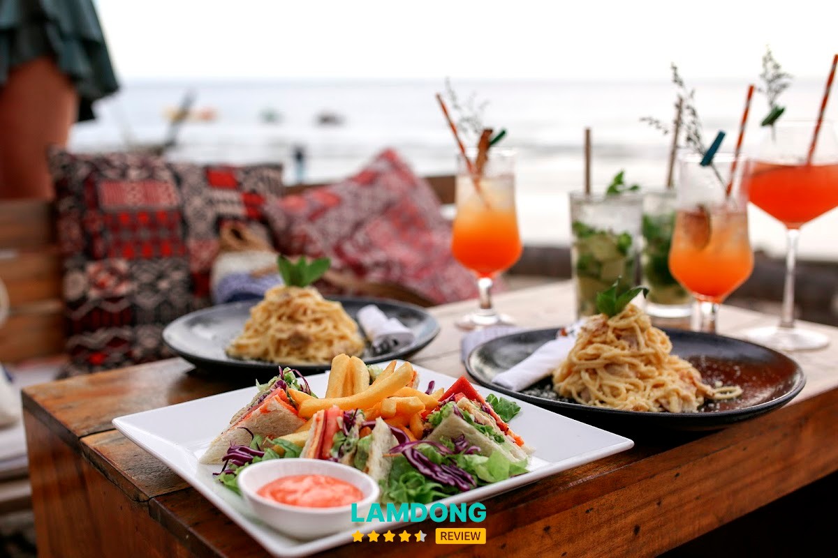 Pineapple Mũi Né – DJ và bãi biển riêng