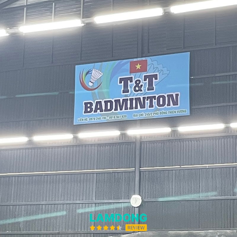 Sân Cầu Lông T&T Badminton – mặt sân